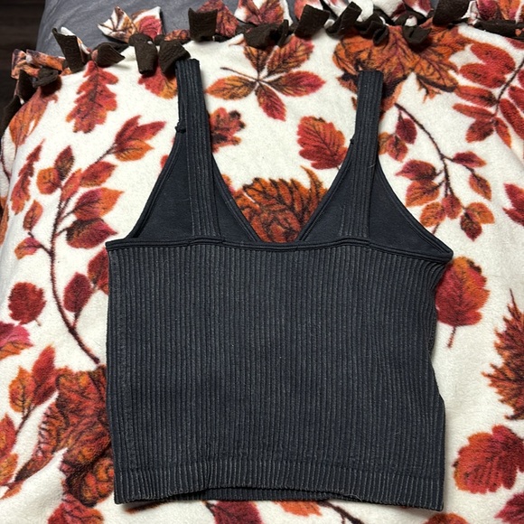 dark gray cropped tank with built in padding - Picture 2 of 3